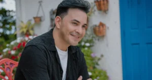 Emir Sensini lanza "No sueltas mi mano" una declaración en medio de la tormenta