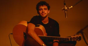 Enoc Parra apuesta por lo acústico y lo simple en «Espontáneo + Volvamos al inicio»