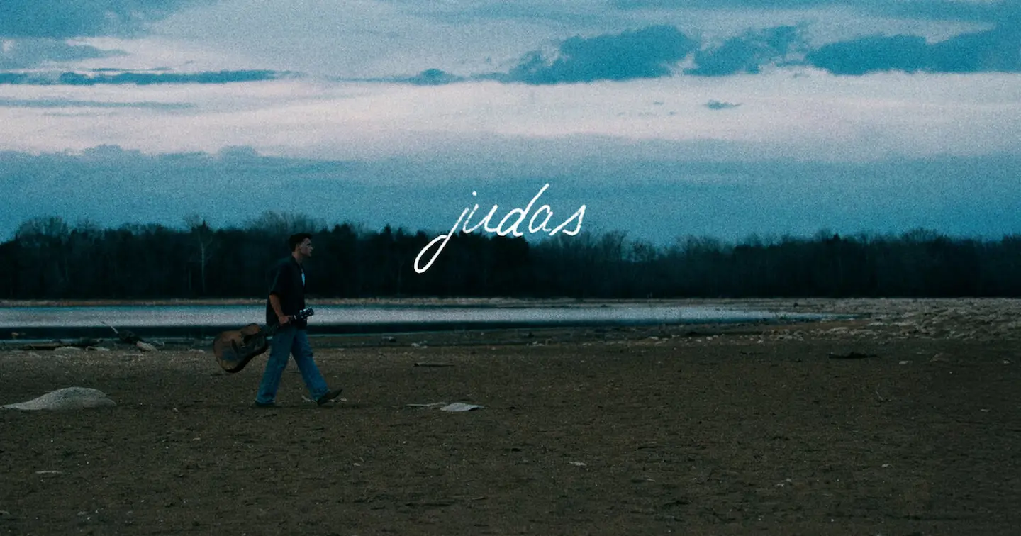 Josiah Queen presenta un nuevo sencillo «Judas»: Fe, culpa y redención en una sola canción