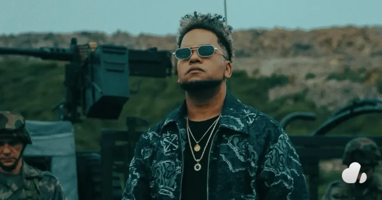 Redimi2, el pionero del rap cristiano en español con 25+ años de trayectoria. Conoce la historia del dominicano que transformó la música urbana cristiana.