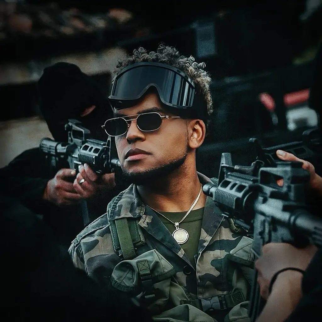 Redimi2, el pionero del rap cristiano en español con 25+ años de trayectoria. Conoce la historia del dominicano que transformó la música urbana cristiana.