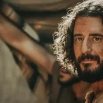 El rodaje de la crucifixión en The Chosen emociona al elenco y revela el lado humano detrás de cámaras