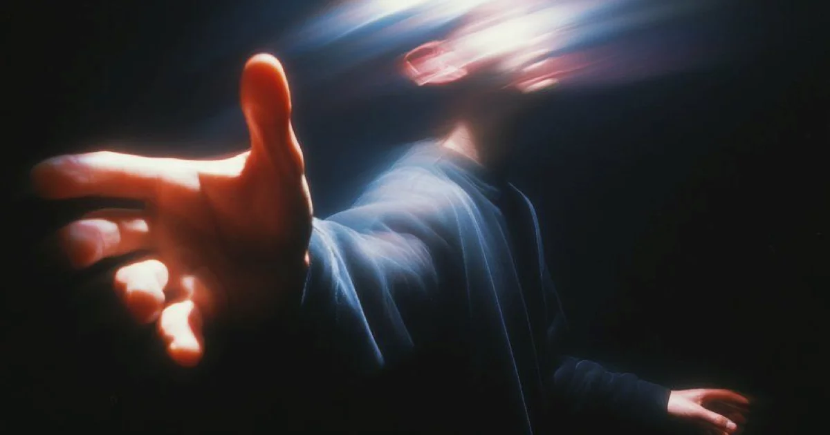 Descansa en Sus Brazos Eternos: La Confianza Total en Dios