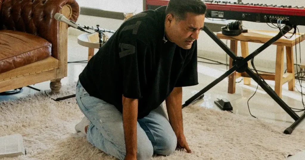 Marcos Brunet lanza "Tus Caminos": Una canción sobre rendición y confianza en medio de la incertidumbre