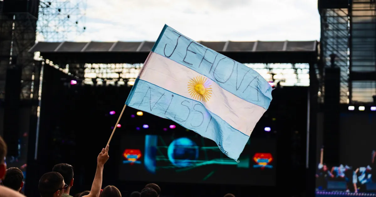 Franklin Graham reúne miles en Buenos Aires: Jóvenes responden al mensaje de esperanza