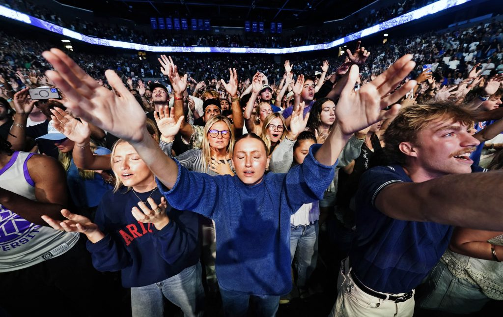 Forrest Frank compartiendo su testimonio ante miles de estudiantes en el evento UniteUS