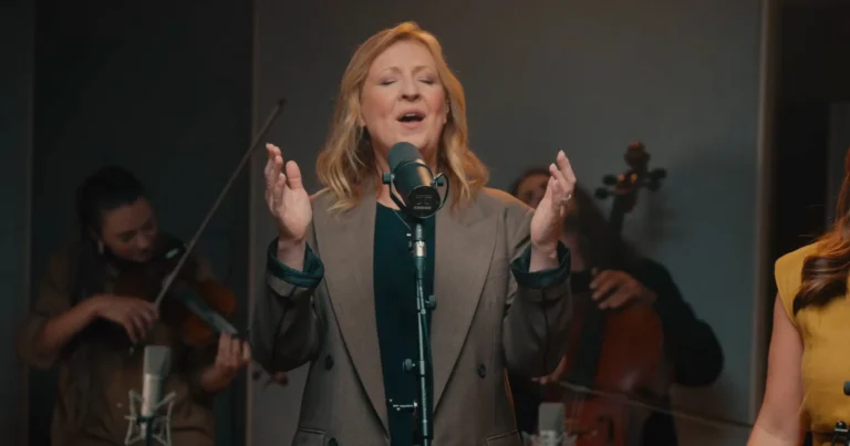 Darlene Zschech relanza “Canta al Señor” en versión trilingüe junto a Ana Paula Valadão e Ingrid Rosario