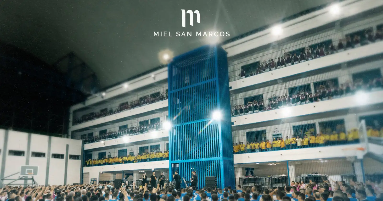 Miel San Marcos visitó el Centro Penal La Esperanza en El Salvador, llevando un mensaje de fe y grabando una nueva versión en vivo de su éxito CRISTO.
