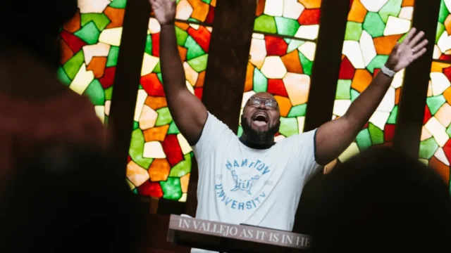 Cuando la iglesia se apaga, hablan con el gemelo digital del pastor