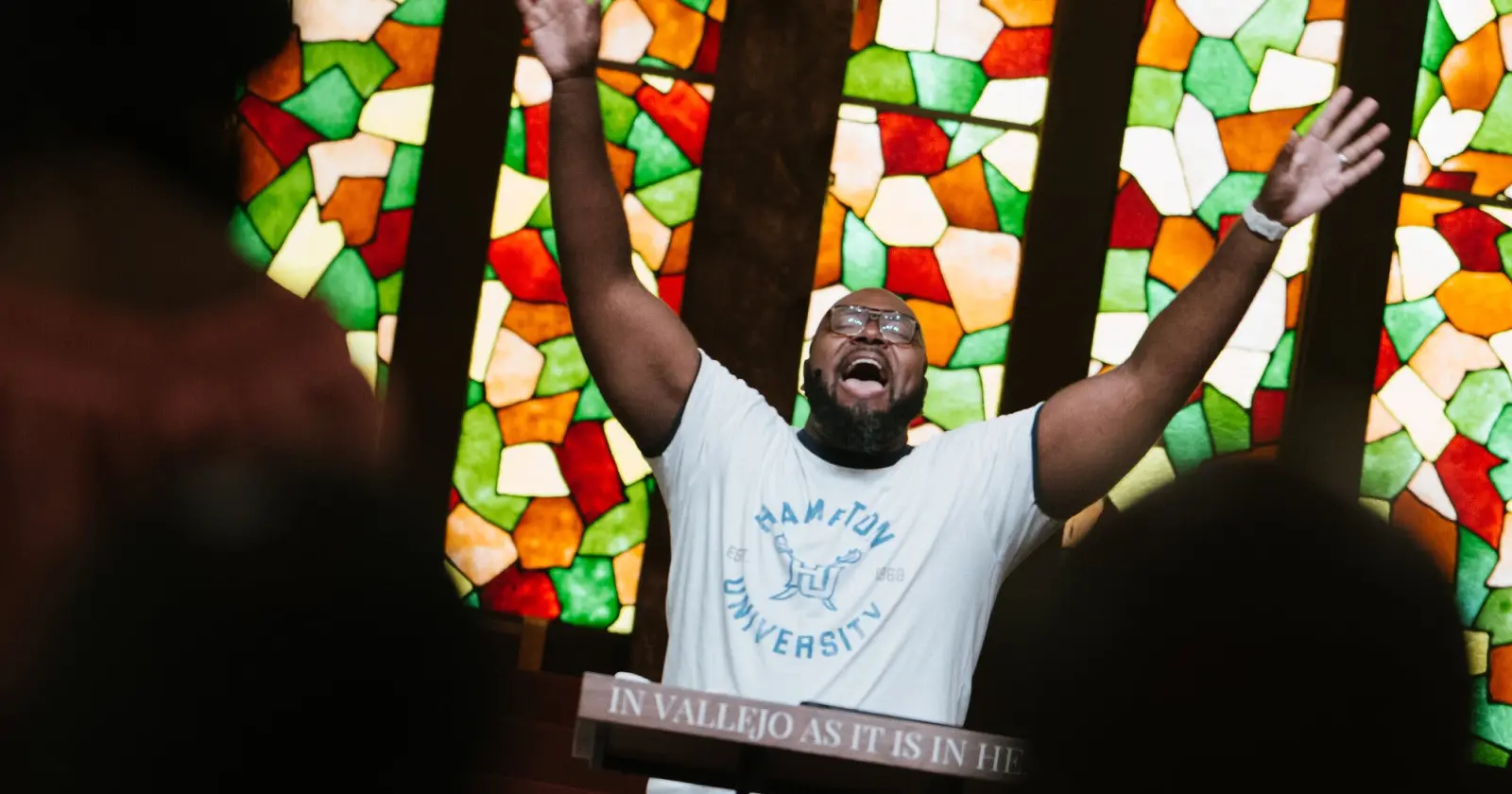 Cuando la iglesia se apaga, hablan con el gemelo digital del pastor