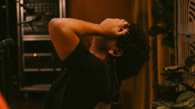 Natán Calveti debuta con el EP «¿Qué Quieres De Mí?»