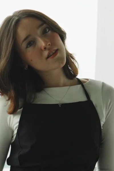 Chloe Edgecombe, cantante argentina, en el universo visual de Estar Así