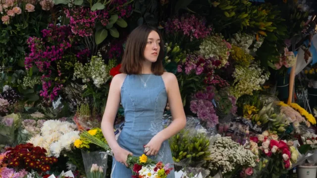Chloe Edgecombe presenta «Pétalos», su segundo sencillo