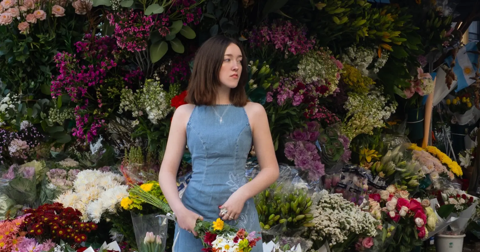 Chloe Edgecombe presenta «Pétalos», su segundo sencillo