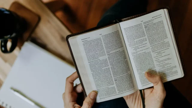Cómo empezar a leer la Biblia: el orden recomendado y las apps que te ayudan a no soltarla