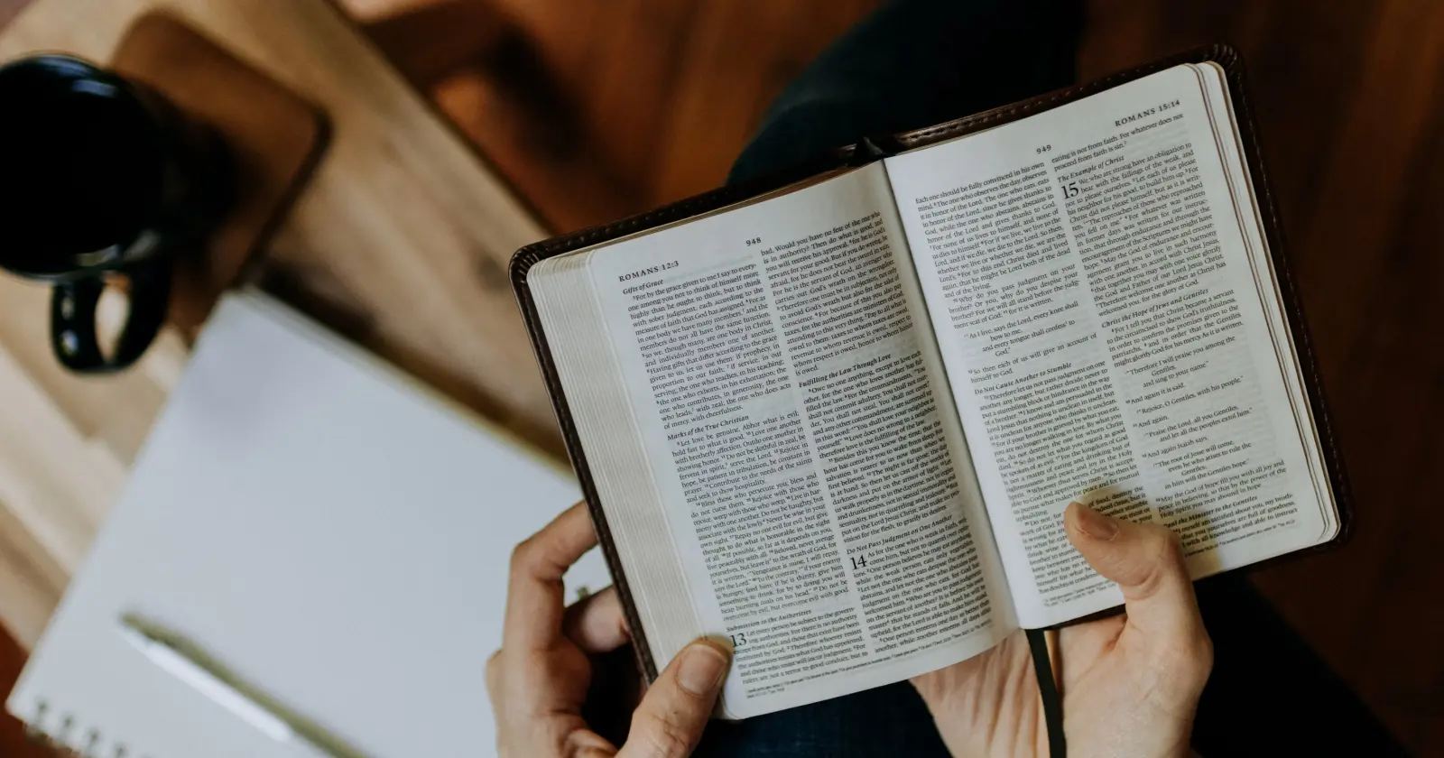 Cómo empezar a leer la Biblia: el orden recomendado y las apps que te ayudan a no soltarla