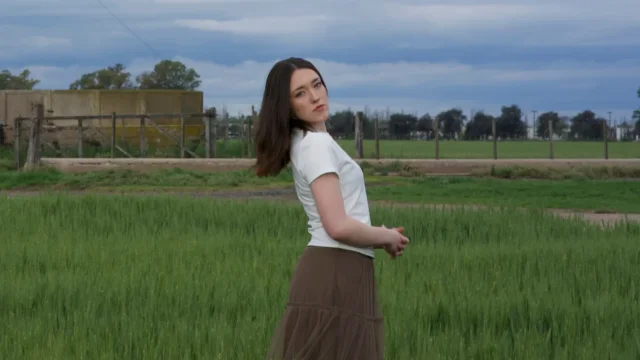 Chloe Edgecombe estrena «Semáforo», una canción sobre la pausa que se vuelve encuentro