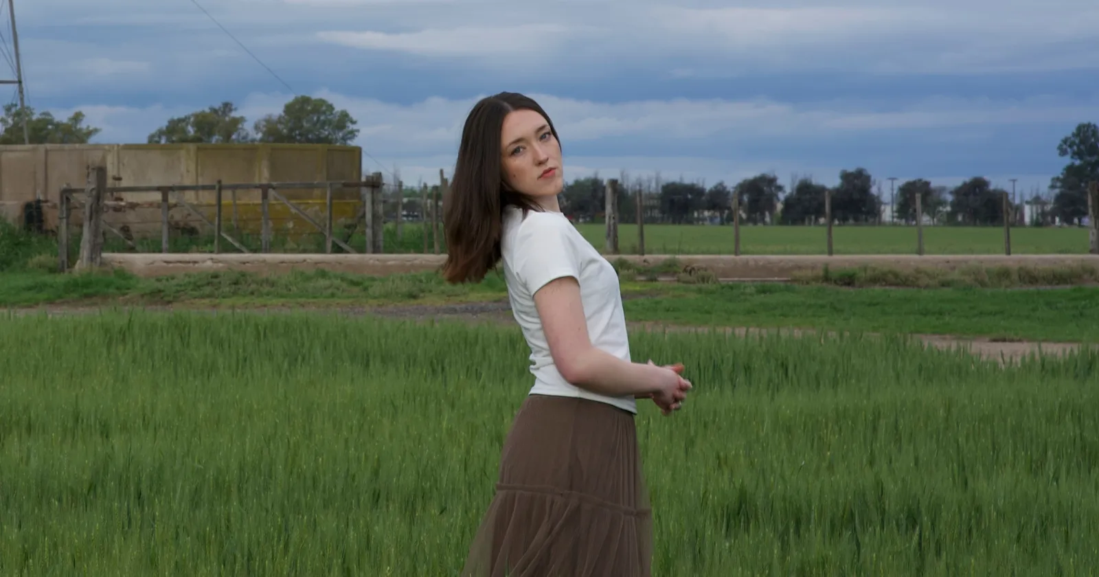 Chloe Edgecombe estrena «Semáforo», una canción sobre la pausa que se vuelve encuentro